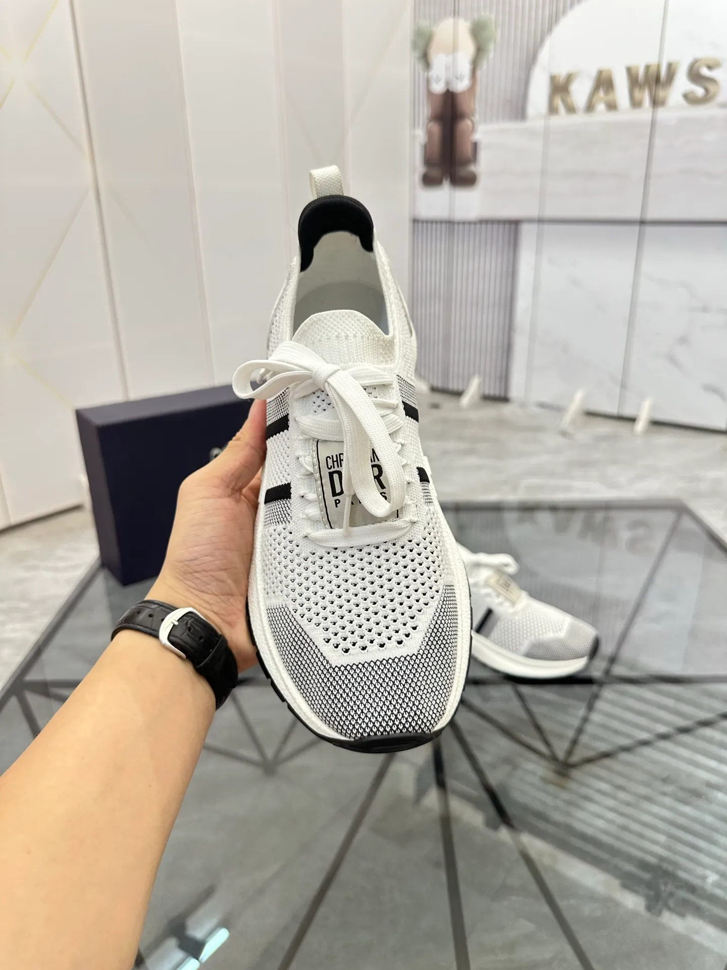 Selling men's shoes 💰: 💰P400¥ Product trademark: Dior* "Dior*" low-top casual shoes Regular size: 38-44 (can be customized to 45) Product materials: Imported breathable fly knit upper, breathable lining, original outsole. Number: 558